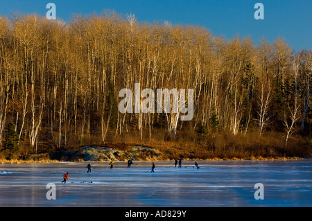 Shinny-Hockey-Spiel auf zugefrorenen Teich größer Sudbury, Ontario Stockfoto