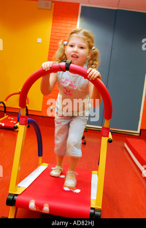 4 Jahre altes Mädchen an ein Erholungszentrum mit Laufband in Kinderkrippe Brixton London Stockfoto