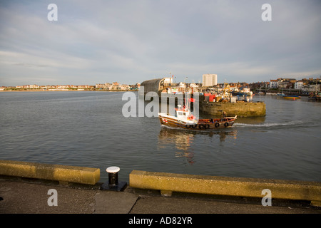 Ein kleines Fischerboot verlassen des Hafens in Bridlington Yorkshire coast Stockfoto