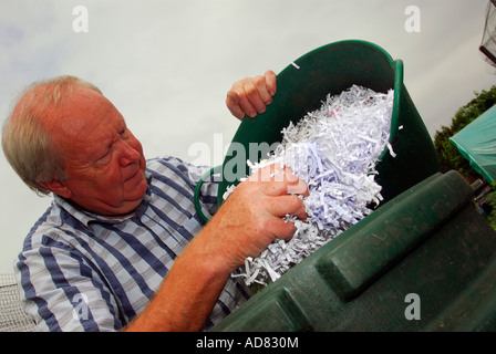 Älterer Mann auf seiner Zuteilung Kompostierung Altpapier Recycling Kingston Vale Kingston London Stockfoto