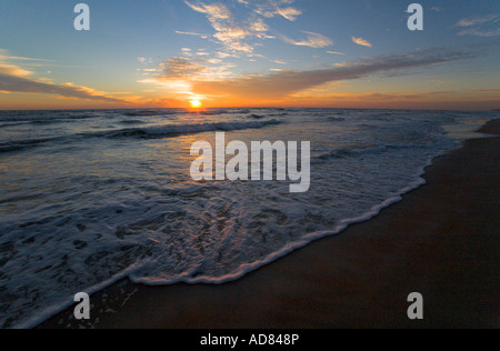 Sonnenaufgang über dem Atlantik am North Beach in der Nähe von St. Augustine, Florida, USA Stockfoto