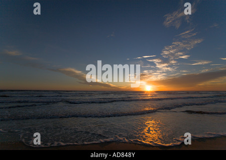 Sonnenaufgang über dem Atlantik am North Beach in der Nähe von St. Augustine, Florida, USA Stockfoto