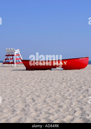 Leuchtend rote Rettungsboot und leere Rettungsschwimmer angehoben Stuhl am Strand von Cape May New Jersey USA Amerika Stockfoto