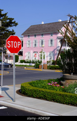 Drei Etagen viktorianischen Stilhaus gemalt Rosa mit roten Stoppschild in Cape May Street New Jersey USA Amerika Stockfoto