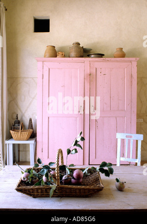 Land-Speisesaal mit Holztisch und rosa Holzschrank Stockfoto
