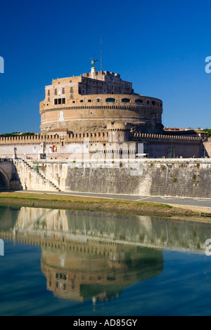 Vatikanstadt, Italien: Castel Sant Angelo reflektiert in den Tiber Stockfoto