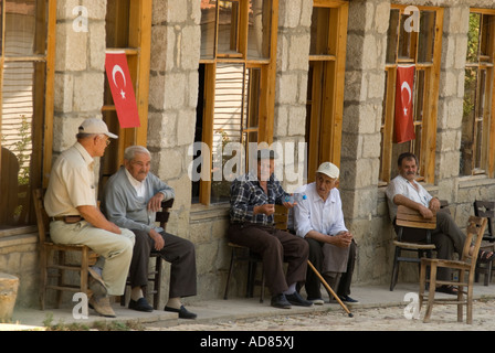 Ältere Rentner und Arbeitslose türkische Männer sitzen in öffentlichen Platz im Dorf Yesilyurt, Westtürkei Stockfoto