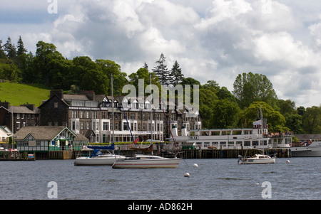 Die Uferpromenade und Ambleside Pier im Lake District Stockfoto