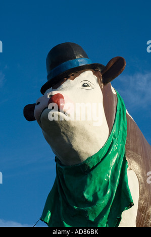 Kuhstatue auf dem Dach des Golden Nugget Steak House Restaurant in Seelbach Michigan USA Stockfoto