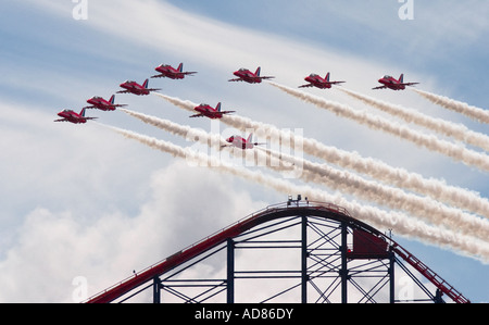 Die Red Arrows fliegen über die Big One Achterbahn in Blackpool England Stockfoto