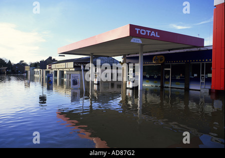 überflutete Garage in der Stadt von Norton nach der Derwent seiner Banken Yorkshire uk platzen Stockfoto