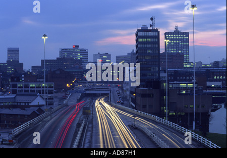 Verkehr wegen der Verkehr in Richtung zu und von der Stadt Leeds in der Abenddämmerung Leeds Yorkshire uk Stockfoto