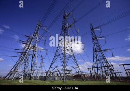 riesigen Strommasten bei Mönch Fryston Strom Umspannwerk Yorkshire uk Stockfoto