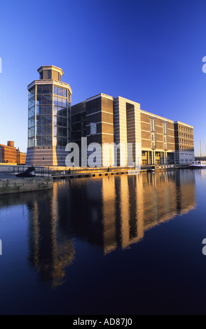 Royal Armouries Gebäude spiegelt sich in der Aire Calder Kanal bei Sonnenuntergang Leeds Yorkshire uk Stockfoto