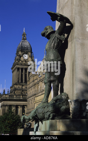 der Heilige Georg tötet das Drachen-Kriegerdenkmal von Leeds Rathaus leeds Stockfoto
