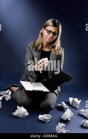 Geschäftsfrau werfen ansprechend Papier auf dem Boden im Zorn Stockfoto