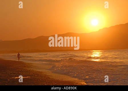 Kreta-Sonnenuntergang über der Rodhopou-Halbinsel vom Strand zwischen Maleme und Gerani in der Nähe von Chania aus gesehen Stockfoto