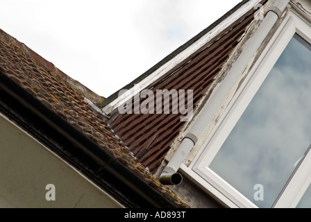 SCHLECHT REPARIERTE DACH Stockfoto