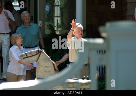 East Hampton, NY 8 5 07 Hillary Clinton und Bill Clinton verlassen Frühstück Spendenaktion zu Hause von Alan Patricof in East Hampton, NY A Stockfoto