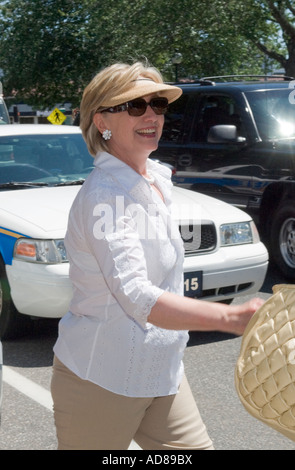 East Hampton, NY 8 5 07 Hillary Clinton Geschäfte schnell auf Newtown Lane in East Hampton New York 5. August 2007 Foto von Gordon M Grant Stockfoto