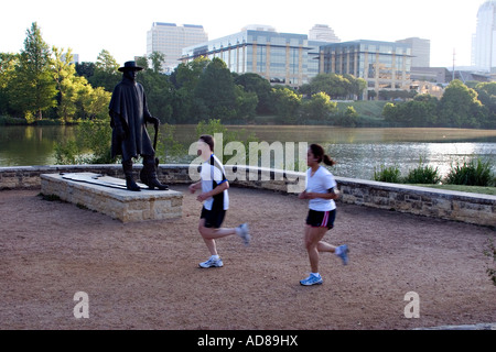 Jogger laufen vorbei Stevie Ray Vaughn-Denkmal in Austin Texas Stockfoto