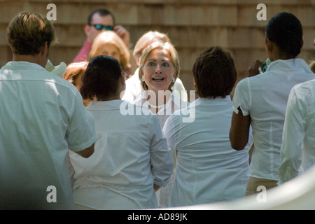 East Hampton, NY 8 5 07 Hillary Clinton grüßt catering-Personal nach Frühstück Spendenaktion zu Hause von Alan Patricof in East Hampton Stockfoto