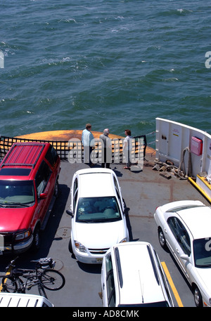 Fahrzeuge parken auf dem Autodeck mit Passagieren auf der Fähre MV Twin Capes in Delaware Bay in der Nähe von Cape kann New Jersey USA Stockfoto