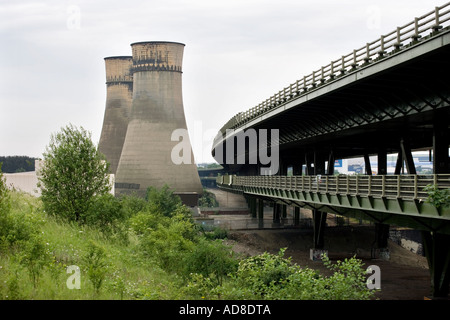 Tinsley Kühltürme in Sheffield England neben dem Viadukt tragen die Autobahn M1 Stockfoto