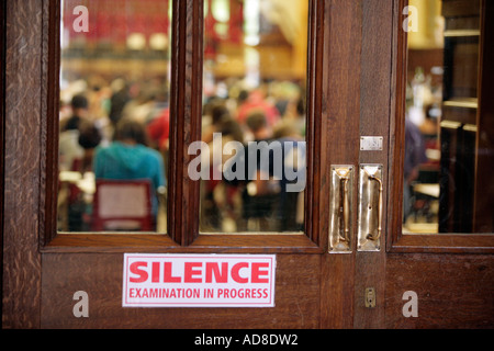 Die Prüfung findet in der Aula an der University of Birmingham UK Stockfoto