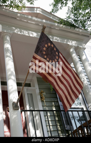 Portsmouth Virginia,Court Street,Olde Towne Historic District,Betsy Ross Flagge,13 Sterne,Veranda,patriotisch,VA070623123 Stockfoto