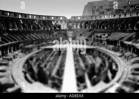 Im Inneren das Kolosseum Rom Italien in schwarz / weiß Stockfoto