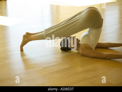 Frau tut Pflug-pose Stockfoto