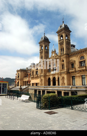 San Sebastian Rathaus an der Playa De La Concha Haupt Strand von San Sebastian Stockfoto