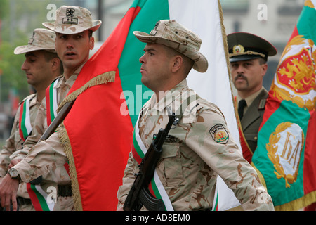 Gardisten Marsch in Militärparade-Spalte, die Officer Cadets marschieren Symbol Symbolismus symbolische einheitliche Waffen Pistole Gewehr Kappe Schritt für Schritt Stockfoto