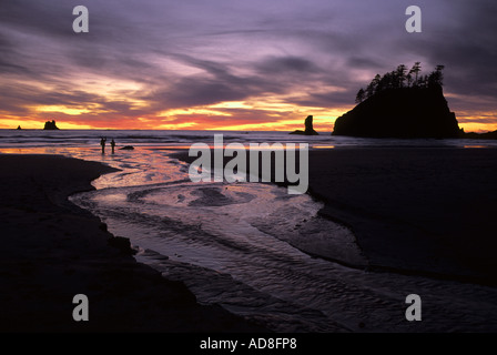 Menschen, die den Sonnenuntergang genießen Stockfoto