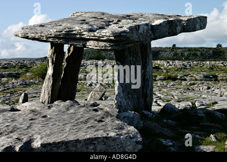 Alten Steinzeit megalithischen Grab legen Sie in einem Feld mit Felsen übersät Stockfoto