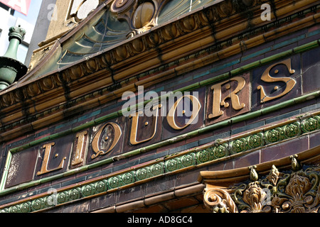 Ein Detail der keramischen Fliesearbeit der vorderen Fassade des Belfast Wahrzeichen der Crown Liquor Saloon Bar: Liköre Stockfoto