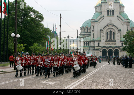 Spielen Sie Blaskapelle Zeremonien Zeremonie Musik musikalisch unterhalten von soliden Schlag Gardisten im Schritt bei Militärparade März Instrumente Stockfoto