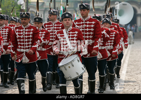 Spielen Sie Blaskapelle Zeremonien Zeremonie Musik musikalisch unterhalten von soliden Schlag Gardisten im Schritt bei Militärparade März Instrumente Stockfoto