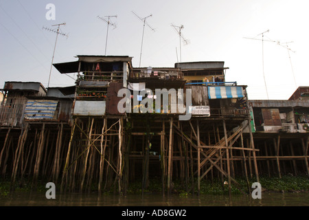 Stelzenhäuser säumen das Ufer des Mekong-Delta in Vietnam. Stockfoto