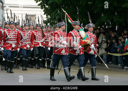 Gardisten Marsch in Militärparade-Spalte, die Officer Cadets marschieren Symbol Symbolismus symbolische einheitliche Waffen Pistole Gewehr Kappe Schritt für Schritt Stockfoto