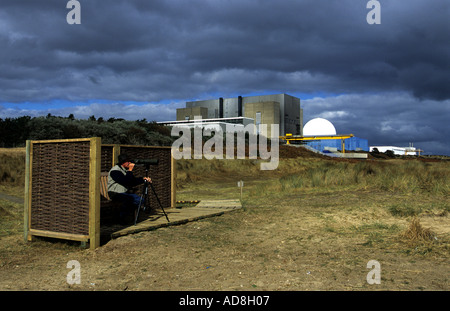 Vogelbeobachter mit einem Umfang am Sizewell, Suffolk, UK. Stockfoto