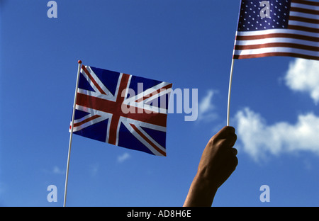 Union Jack und Sterne und Streifen-flags wird eine amerikanische Militärbasis in Mildenhall, Suffolk, UK winkte. Stockfoto