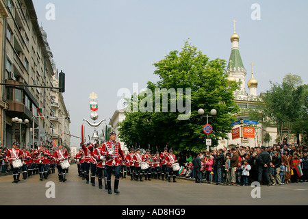 Spielen Sie Blaskapelle Zeremonien Zeremonie Musik musikalisch unterhalten von soliden Schlag Gardisten im Schritt bei Militärparade März Instrumente Stockfoto