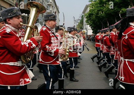 Spielen Sie Blaskapelle Zeremonien Zeremonie Musik musikalisch unterhalten von soliden Schlag Gardisten im Schritt bei Militärparade März Instrumente Stockfoto