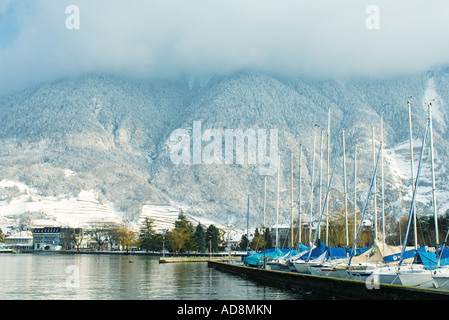 Schweiz, Kanton Waadt, Stadt Villeneuve am Genfer See Hafen Stockfoto