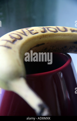 Banane mit I Love You geätzt in Haut Stockfoto