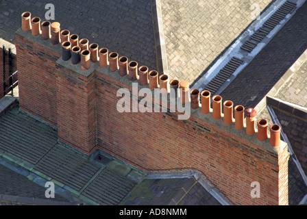 Blick hinunter auf langen Reihe von Schornstein auf Stapel sammeln gemeinsam Schornsteine aus flachen Triebzüge Belegung London Stockfoto