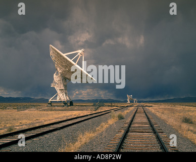 Ein Blick auf eines der riesigen 230 Tonnen Radioteleskope des VLA oder Very Large Array, Süden New Mexikos in der Nähe von Magdalena. Stockfoto