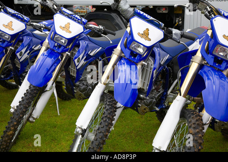 Der Fliegende Gunners Royal Artillery Display Team, Yamaha UK. WR 250 F Enduro Bikes 3 YZ250F Moto-cross in Banchory zeigen Aberdeenshire Schottland Großbritannien Stockfoto